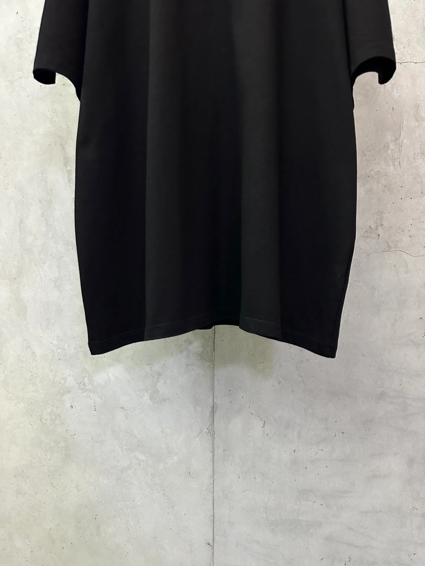 P270 Chrome Hearts 25ss classic Sanskrit gray letter round neck short-sleeved T-shirt. Fabric is high-definition and super heavy. Cotton double yarn compact Xinjiang cotton. Weight 400g. Paired with 2*2 Salona rib. 420g. Clean cloth. Clear texture. Tight feel. Stiff. High color fastness. No deformation. No discoloration. Customized hardware. Thread. Accessories. Alignment. Same style for men and women. -Color: Black White Gray -Size: XS S M L XL